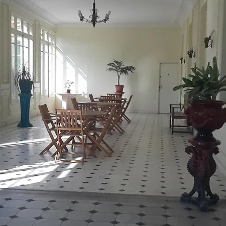 Le Petit Palais Апартаменти Мантон